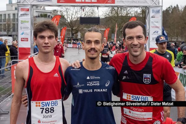 Die drei schnellsten Läufer von links: Jona Bodirsky (2. Platz), Simon Boch (1. Platz und Florian Röser (3. Platz)