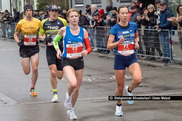 Hanna Klein und Eva Dieterich nach der ersten Runde in Führung