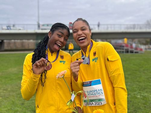 v.l.: Nina Ndubuisi (SG Schorndorf 1846) und Yemisi Ogunleye (MTG Mannheim) freuen sich über die gewonnenen Medaillen.