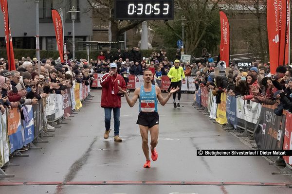 Simon Boch läuft zum sechsten Mal als Sieger ins Ziel des Bietigheimer Silvesterlaufs