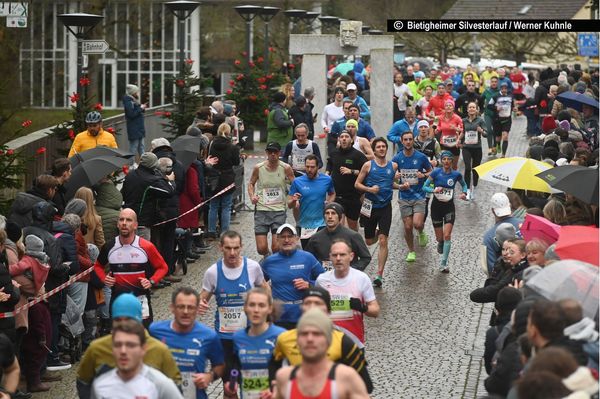 Trotz Regens säumen tausende Zuschauer die Strecke