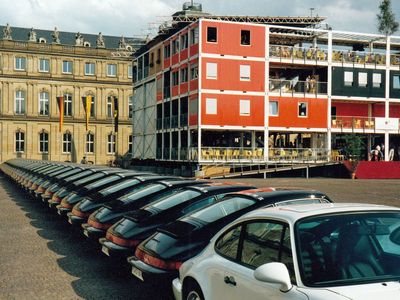 Nicht ganz unumstritten: die VIP-Container vor dem neuen Schloss (Foto: privat). Der Spiegel schrieb dazu: "Die monarchische Atmosphäre illustrierte eine vier Millionen Mark teure Kreation des österreichischen Kunstprofessors Wolfgang Flatz, mit dem Baden-Württembergs Landesregierung protzte: Auf dem Stuttgarter Schloßplatz schmausten von Weizsäcker, Samaranch und Flatzens Dogge »Hitler« in einem aus Containern errichteten VIP-Klub - vor Passanten durch einen Wall aus 90 neuen Porsche geschützt."